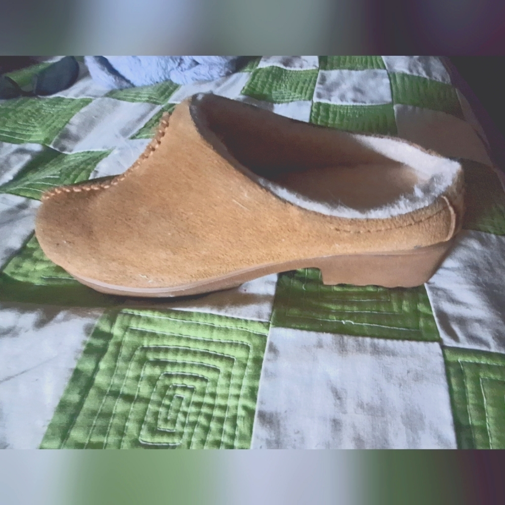 Tan Clogs with Rounded Toe and Soft Material